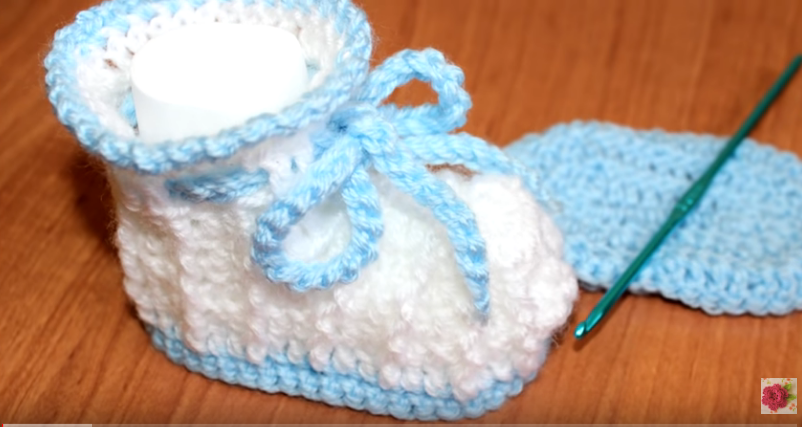 Botinha de Crochê Azul com Branca