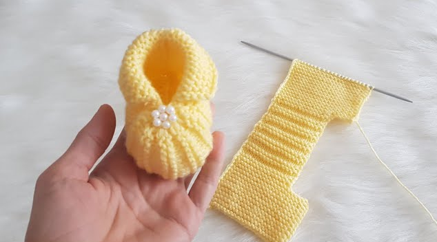Sapatinho de Crochê Infantil Amarelo com Pérolas