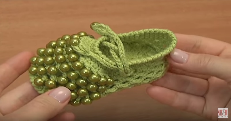 Sapatinho de Crochê Infantil Verde Claro com Pérolas