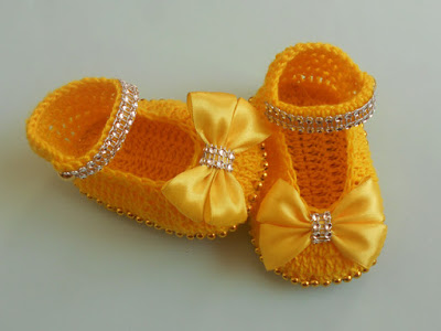 Sapatinho de Crochê Amarelo com Pérolas e Laço