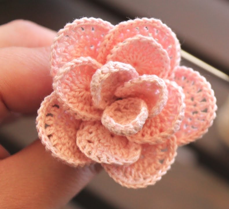 Flor de Crochê Rosa com Pétalas